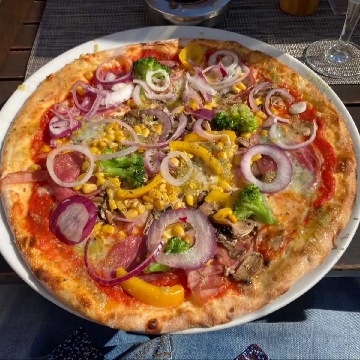 Pizza Mozzarella Und Pizza Tonno