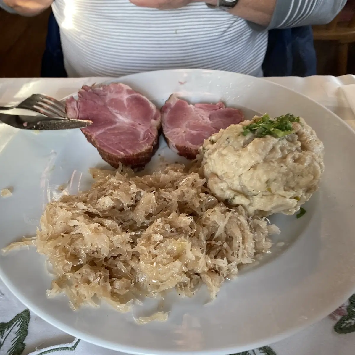 Geselchtes Mit Sauerkraut Und Knödel