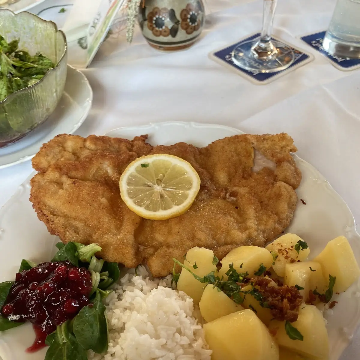 Wienerschnitzel Mit Reis Preiselbeeren Und Kartoffel