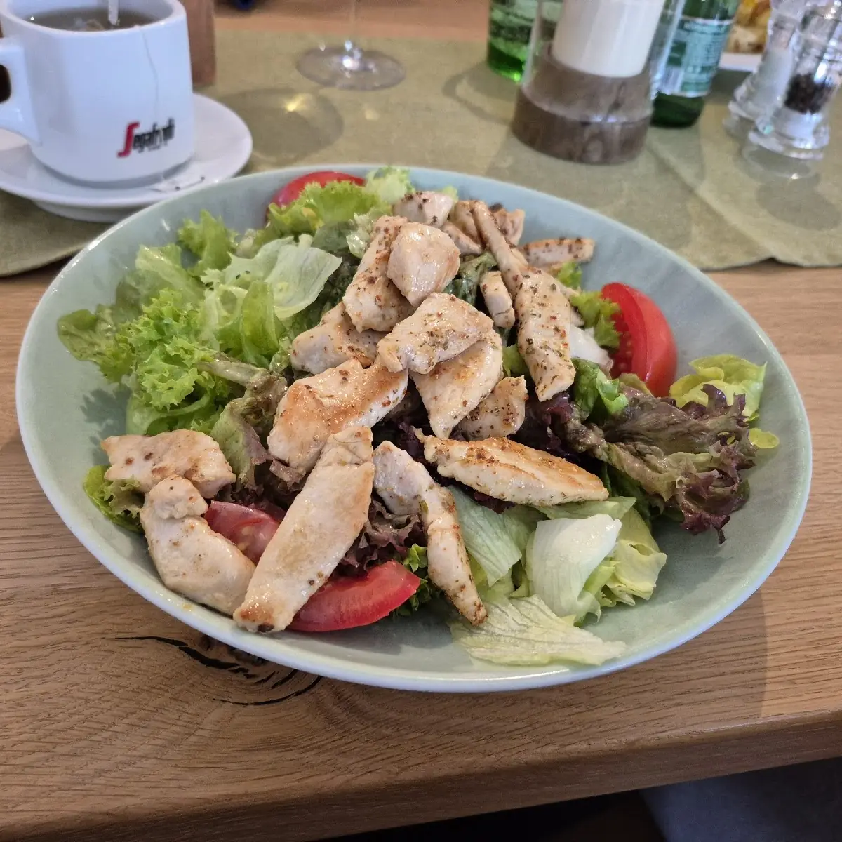Gegrillte Hühnerbruststreifen Auf Buntem Blattsalat
