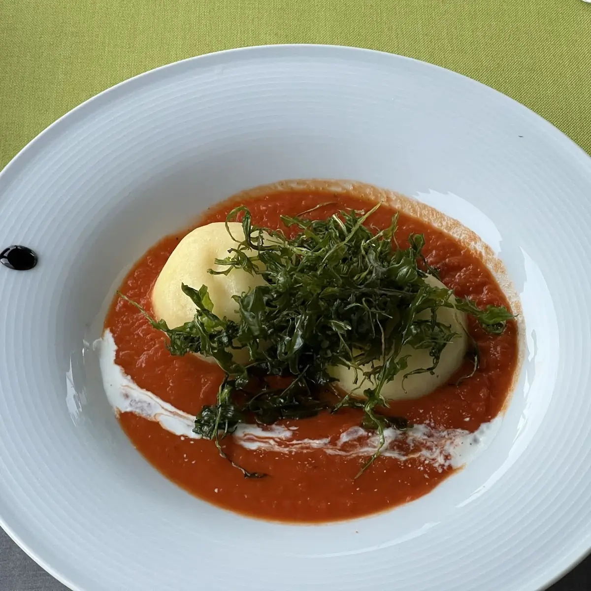 Ziegenkäse-knödel Auf Tomatenragout Mit Frittiertem Rucola