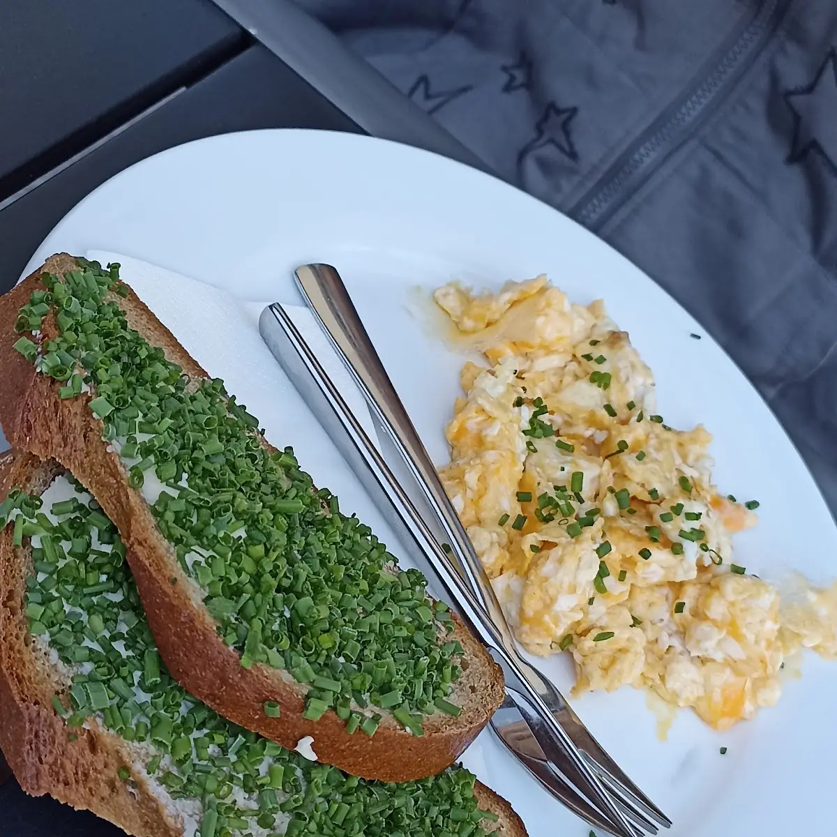 Brot Mit Schnittlauch Und Ruhrei