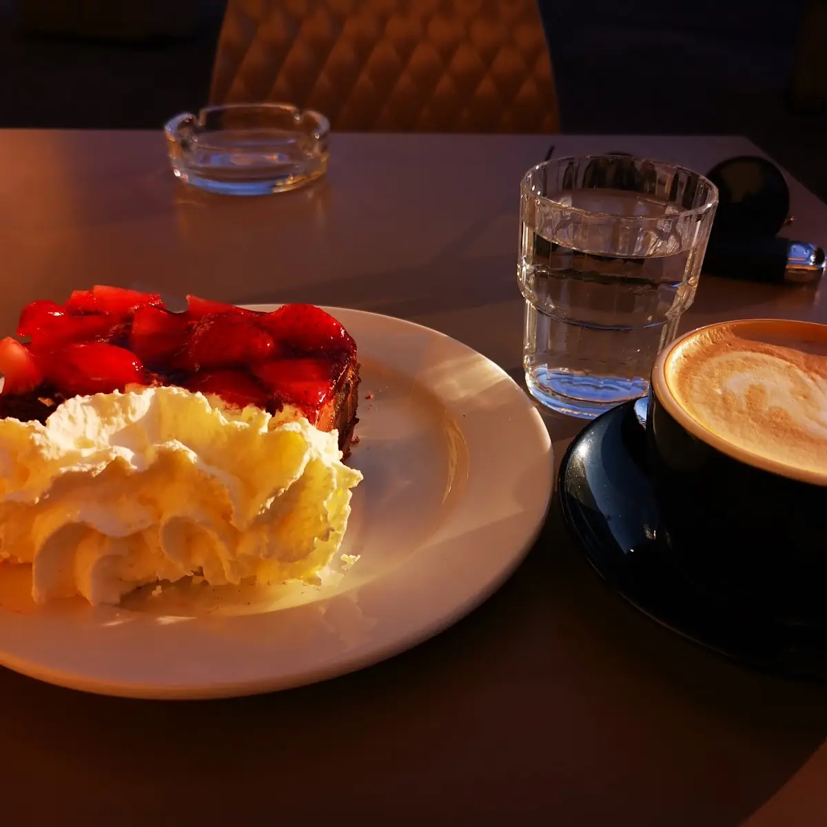 Cappuccino Mit Erdbeertorte Und Schlagsahne