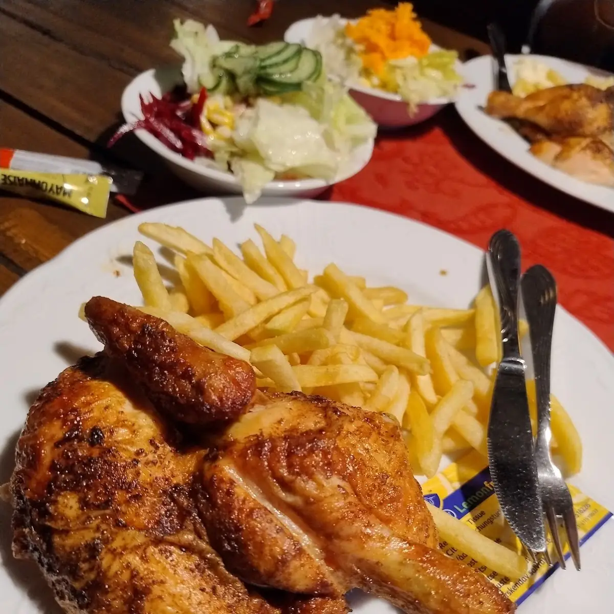 Gegrilltes Hähnchen Mit Pommes Frites