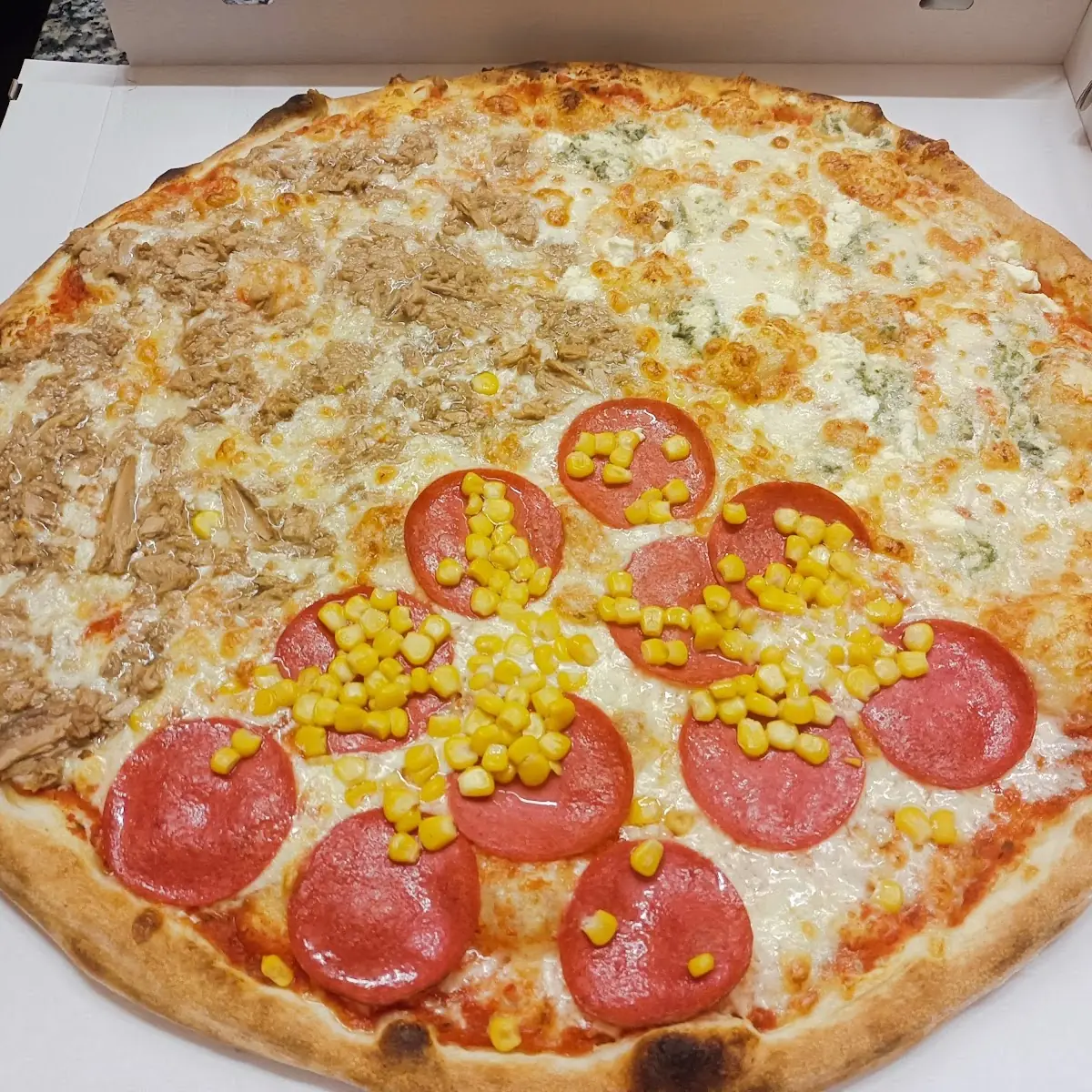 Mozerella Salat Spaghetti Mit Fleischsauce Familienpizza 50 cm