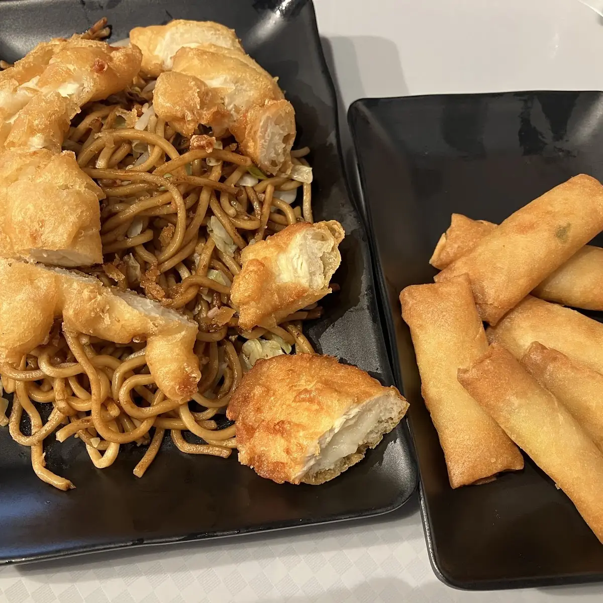 Knuspriges Huhn Mit Nudeln Und Frühlingsrolle