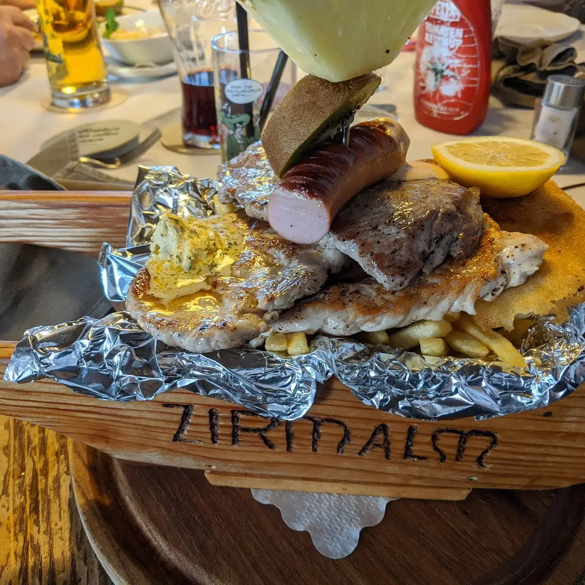 Fuhre Mist Grillteller Mit Gemischtem Salat