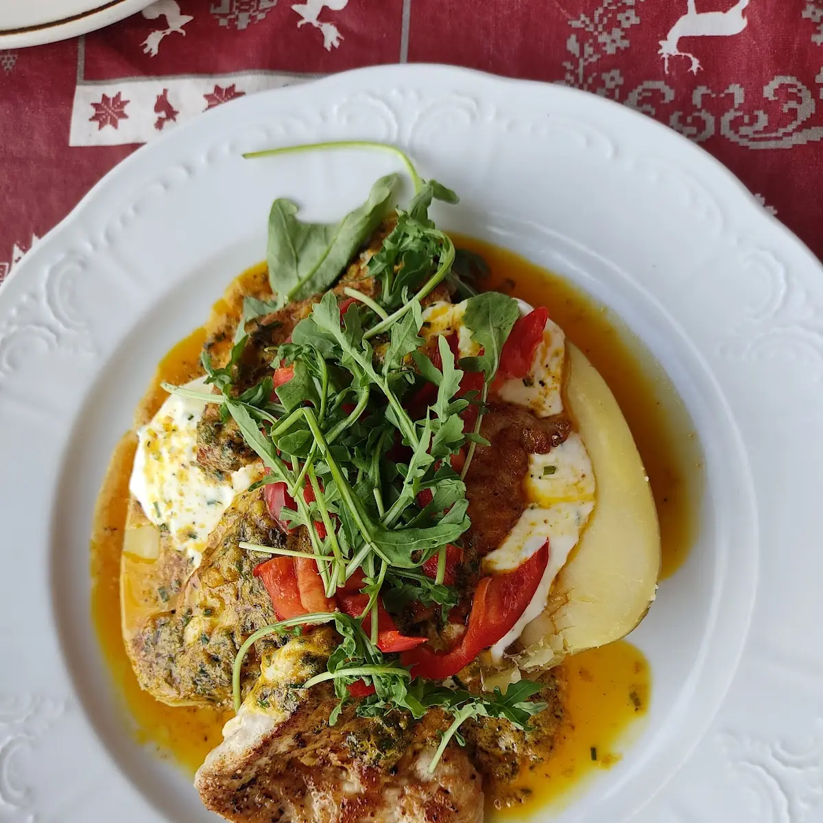 Ofenkartoffel Mit Sauerrahmsauce Und Gebratenem Putenfilets