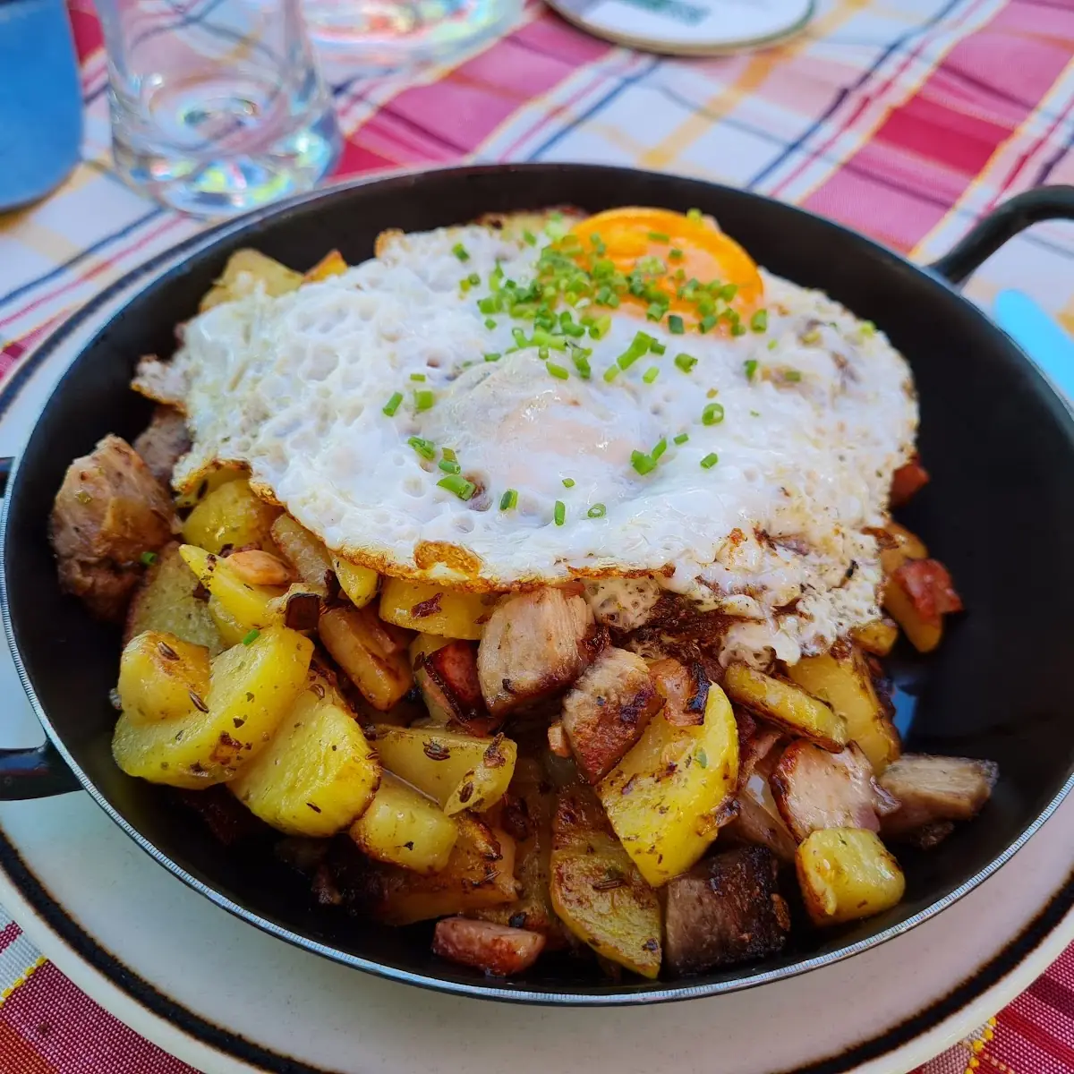 Tiroler Gröstl Mit Spiegelei Und Krautsalat