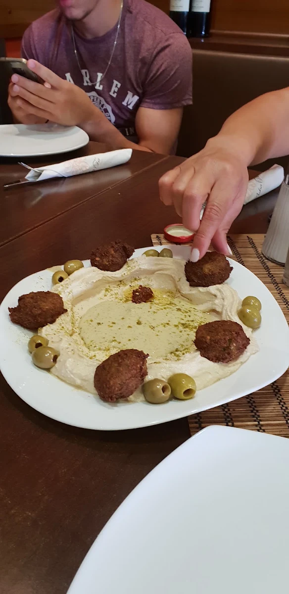 Hummus With Falafel