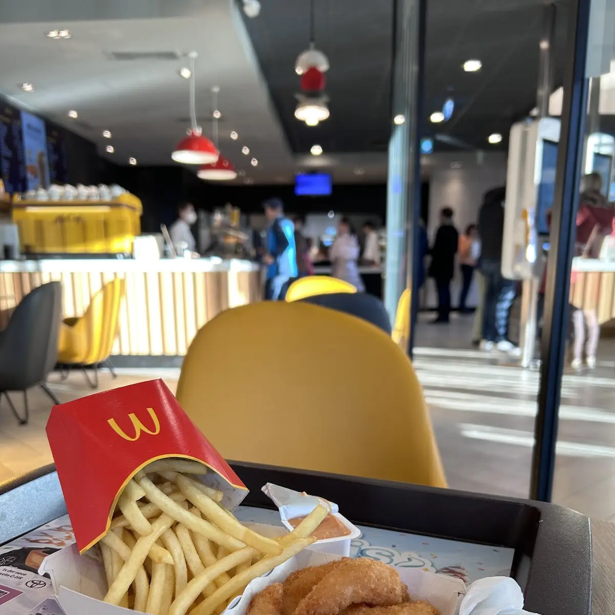 Pommes Frites Und Garnelen
