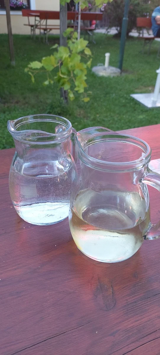 Weißwein Und Mineralwasser