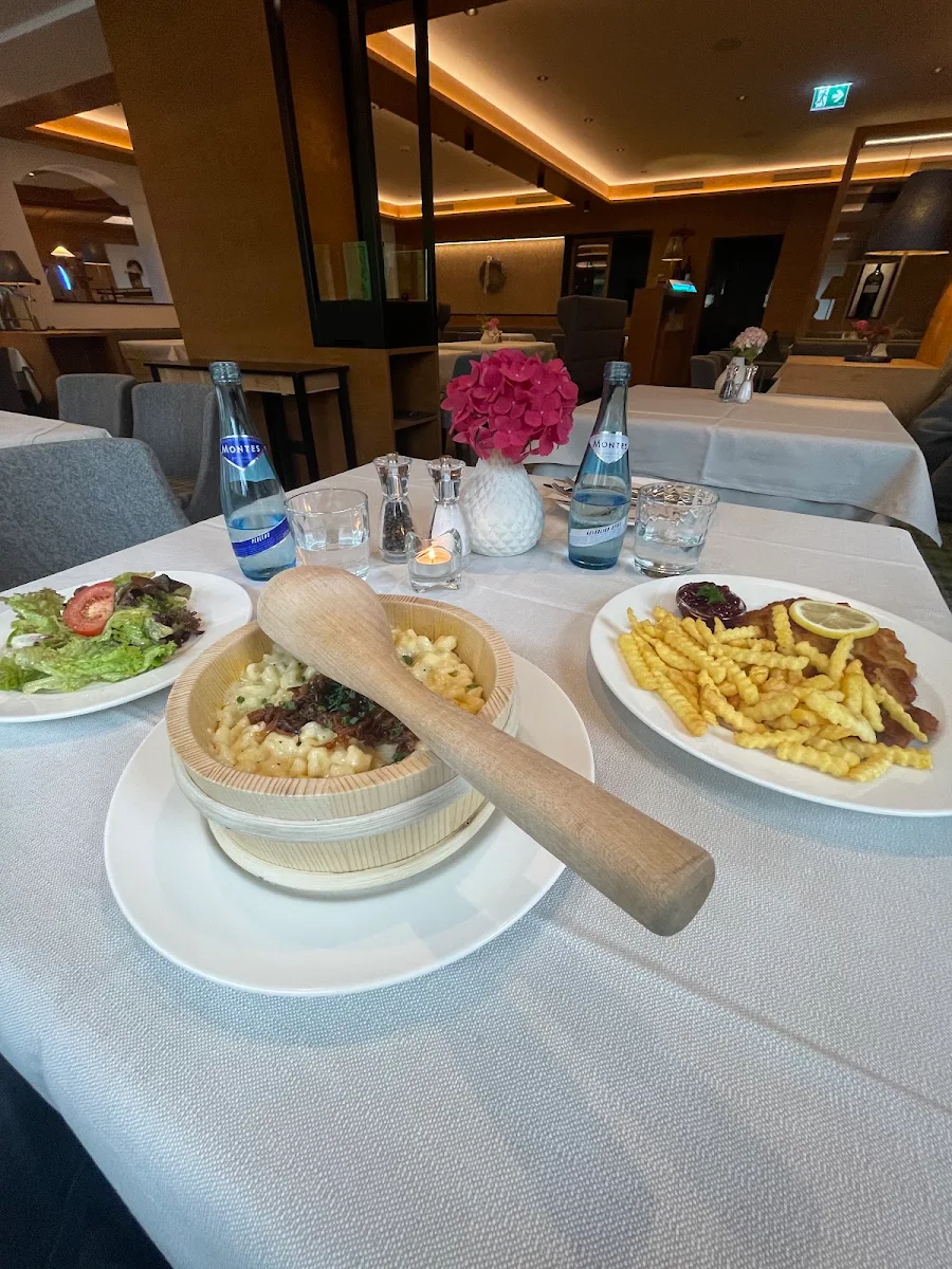 Käsespätzle & Wiener Schnitzel Mit Pommes Frites
