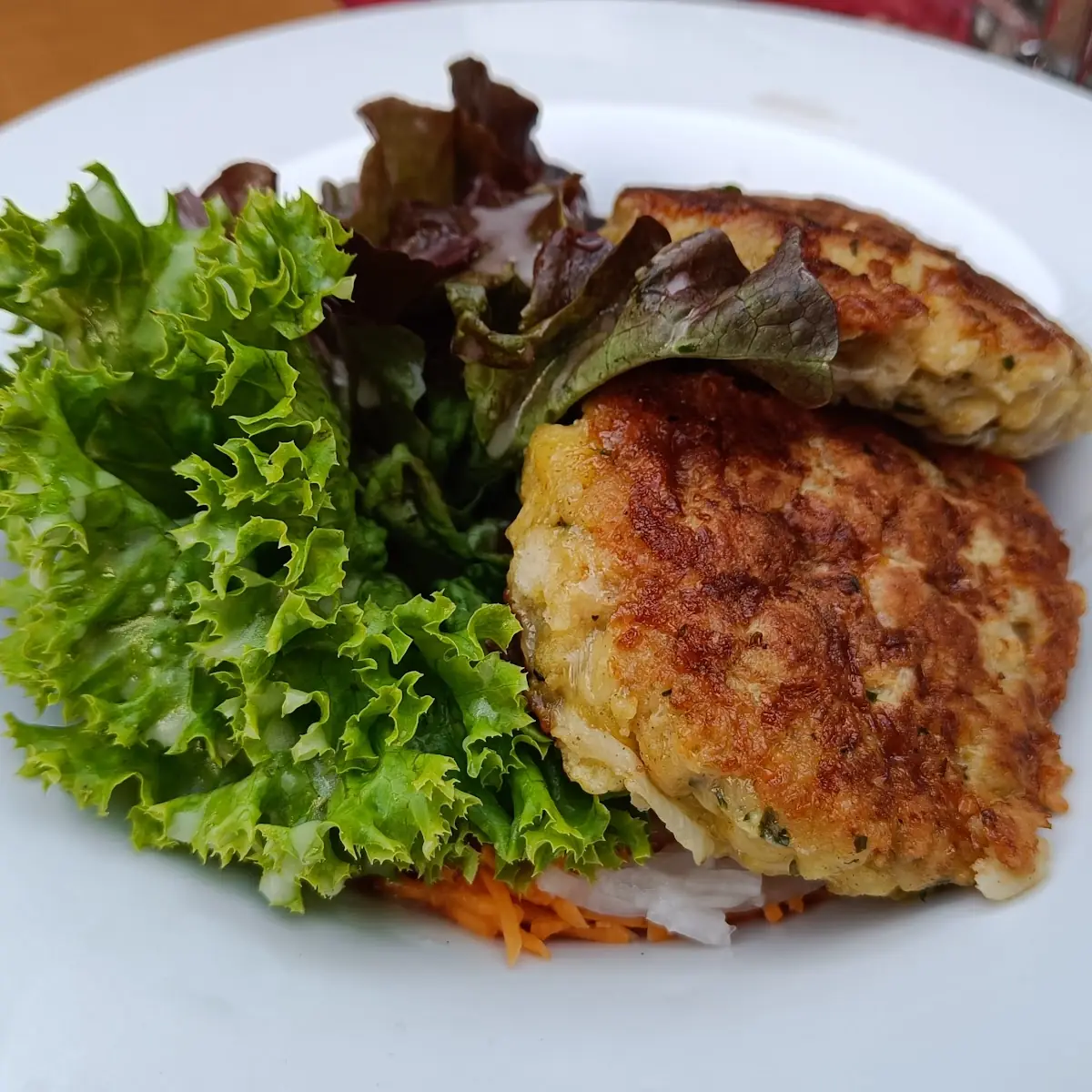 Kaspressknödel Auf Salat