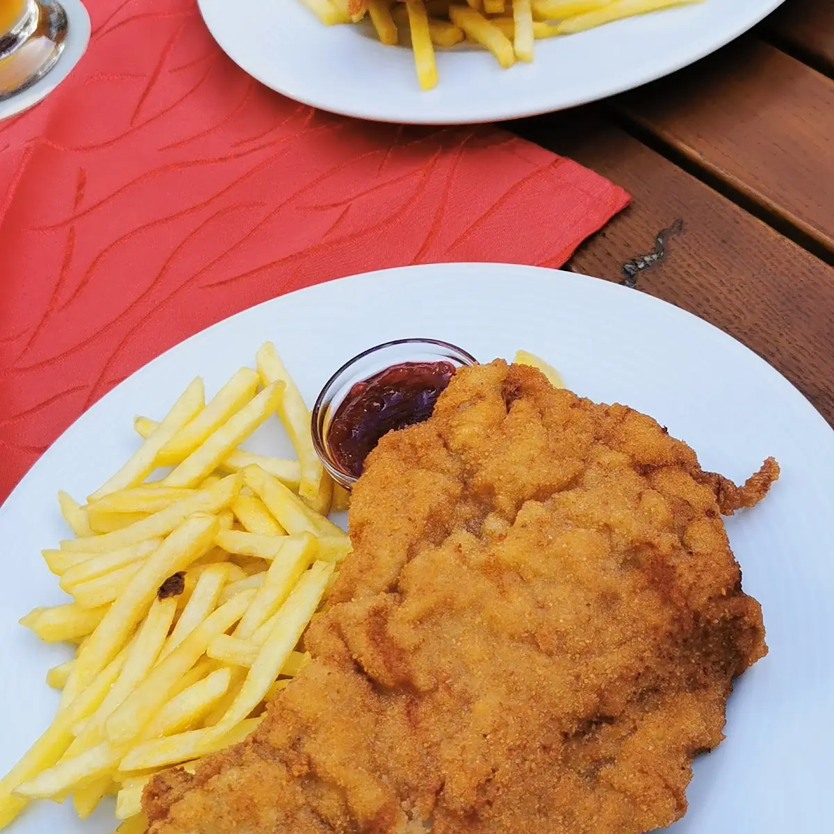 Wiener Schnitzel Vom Kalb Mit Pommes