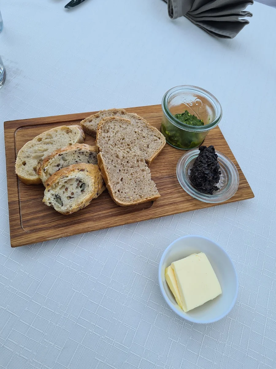 Brot Mit Bärlauchpesto Oliven Und Butter