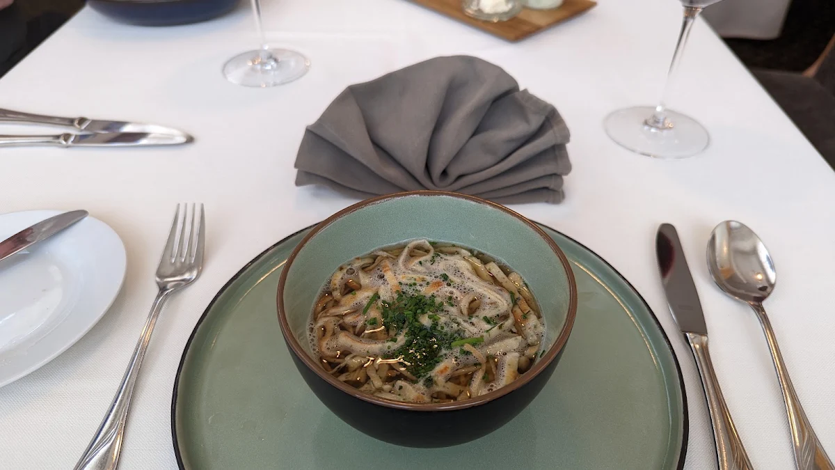 Hausgemachte Flädli-suppe