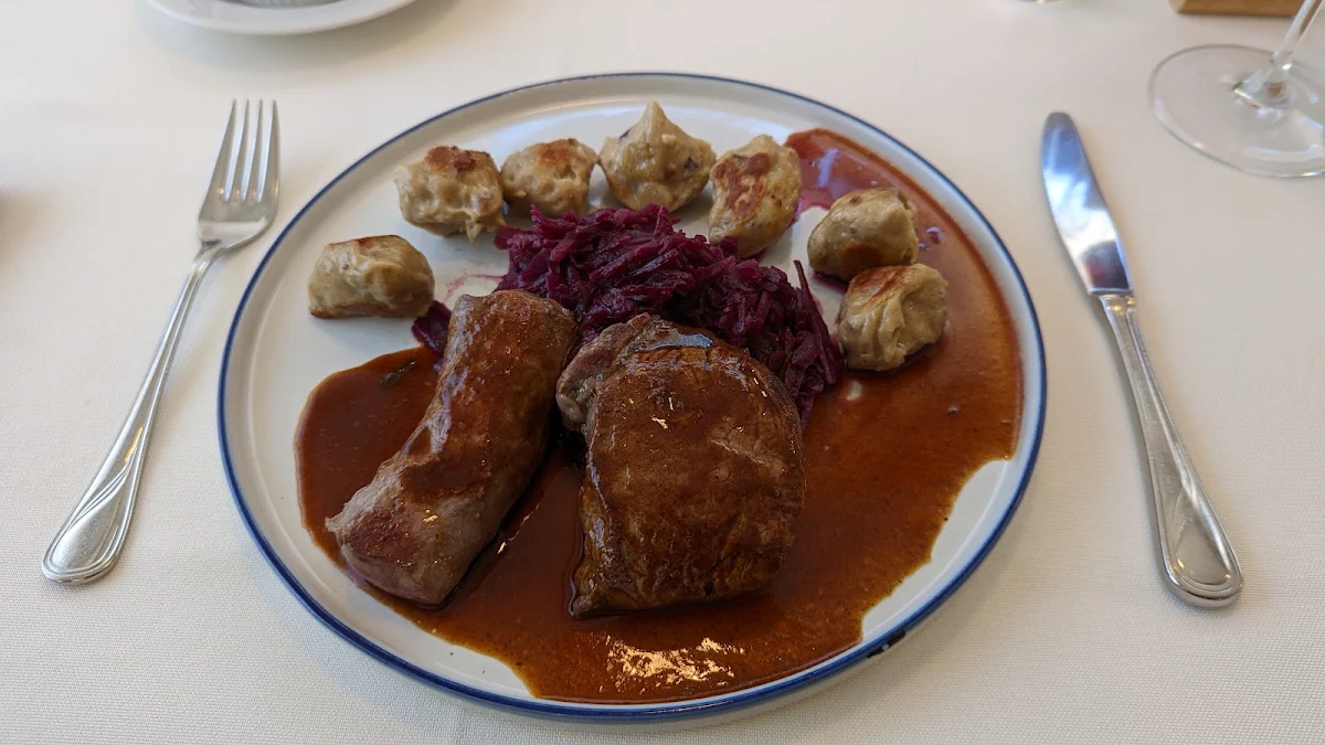 Reh Hirsch Mit Maroni-noggerl Und Blaukraut
