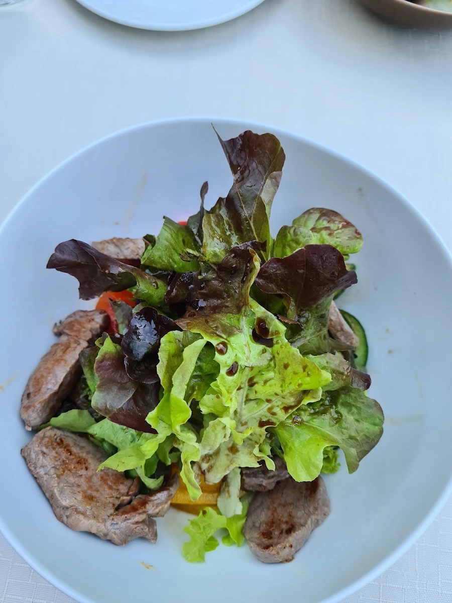 Salatschüssel Mit Rinderfiletstreifen