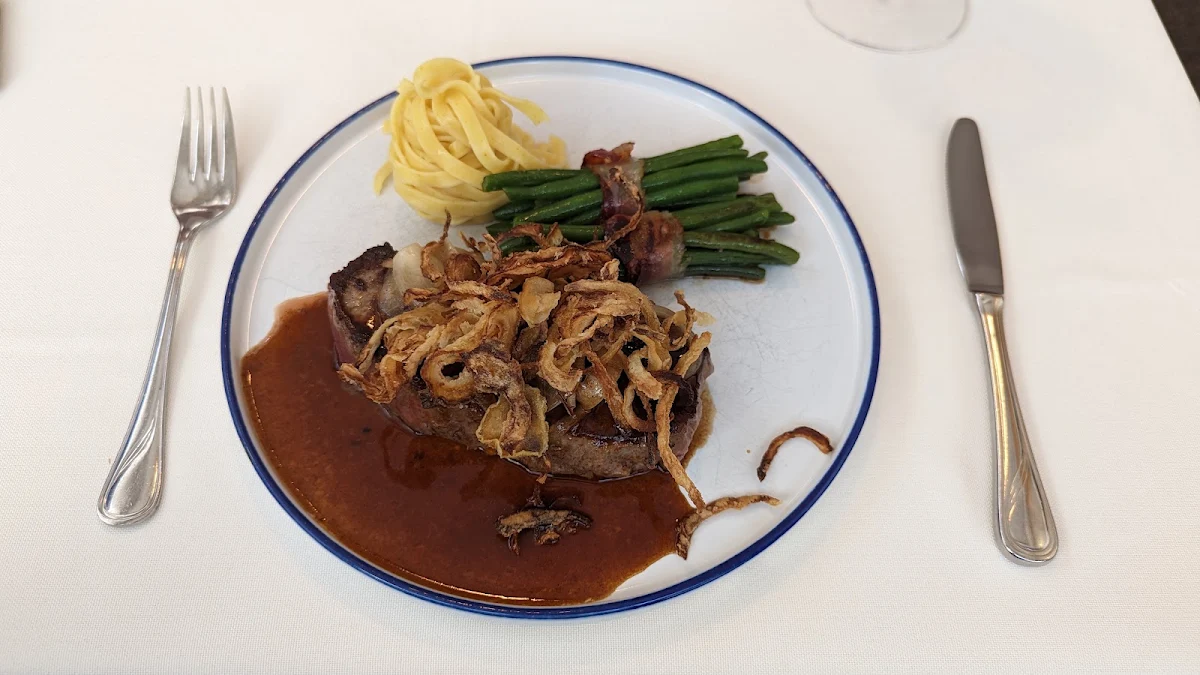 Zwiebelrostbraten Rumpsteak Mit Speckbohnen Und Hausgemachten Bandnudeln