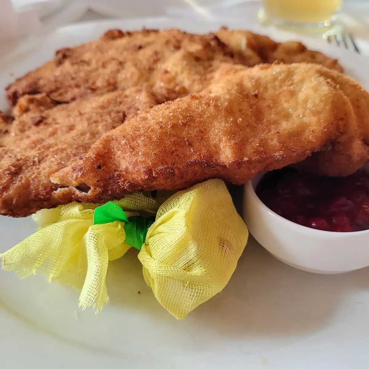 Wiener Schnitzel Mit Salzkartoffeln Und Preiselbeeren