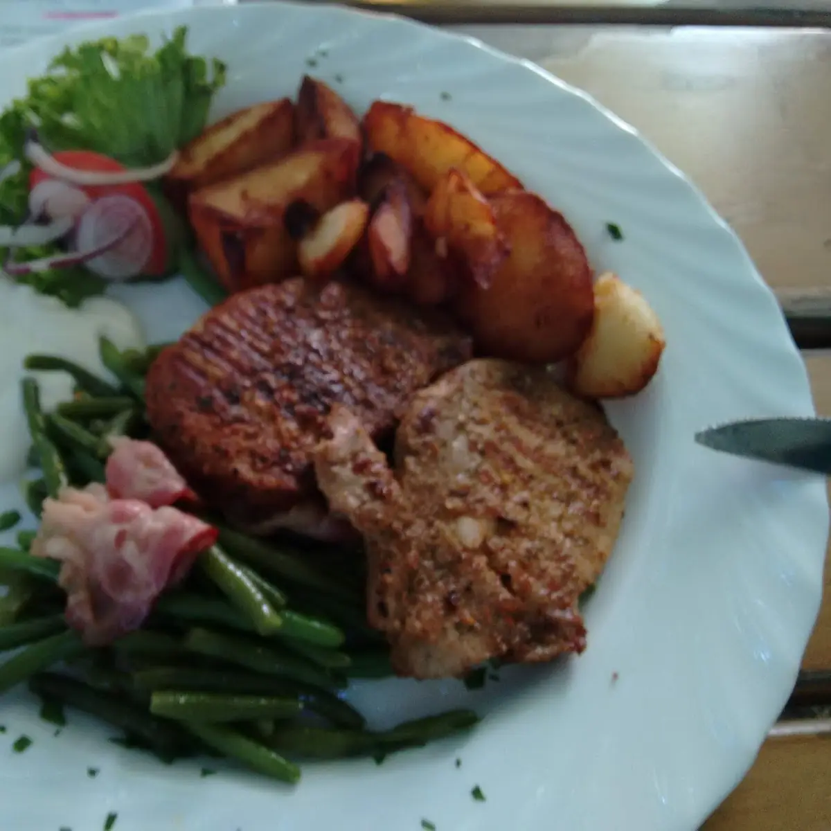 Grillkarree Mit Speckfisolen Und Braterdäpfel