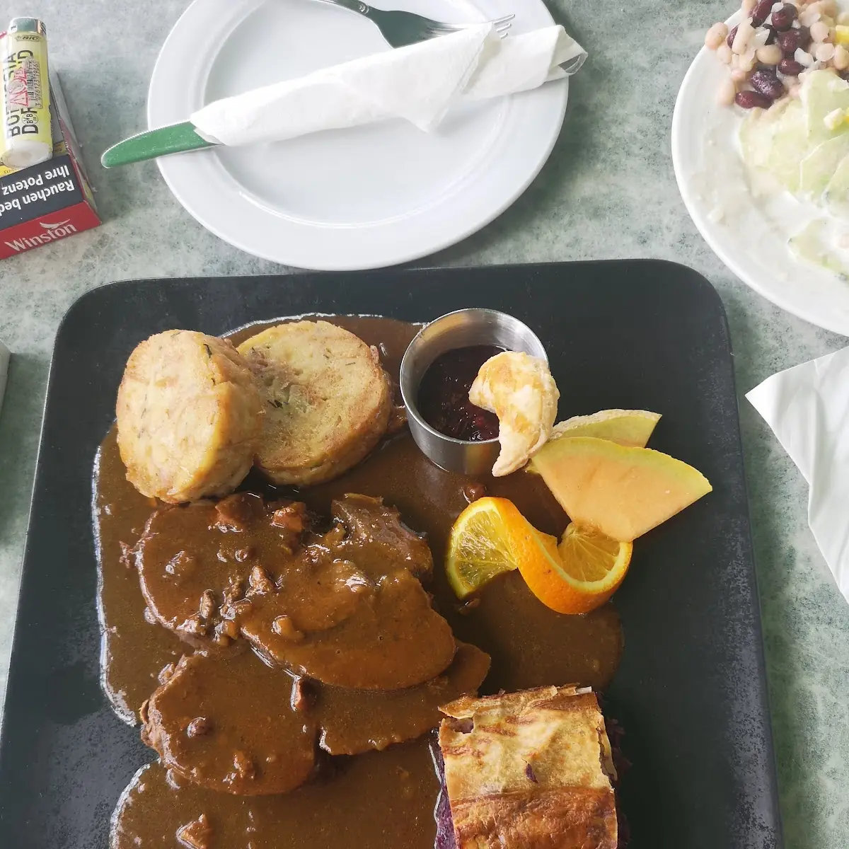 Wildkalbsbraten Mit Serviettenknödel Und Rotkrautstrudel