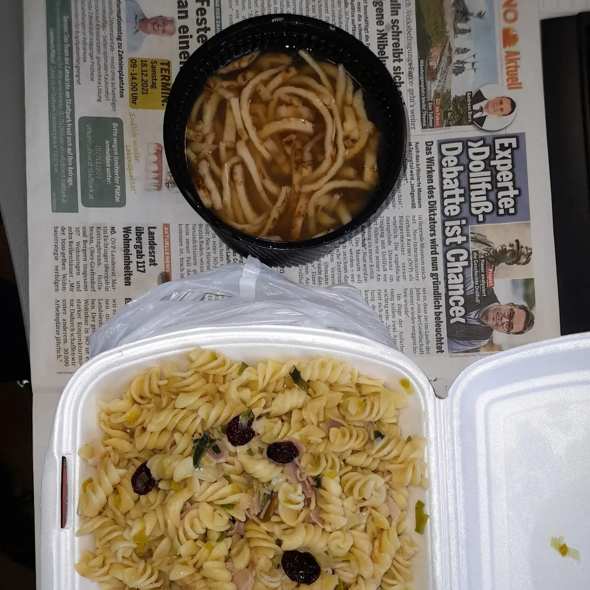 Fritattensuppe Und Spiralen Mit Lauch Cranbeerys Und Speck