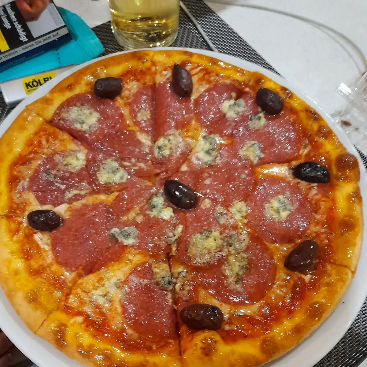 Pizza Mit Salami Mozzarella Und Oliven
