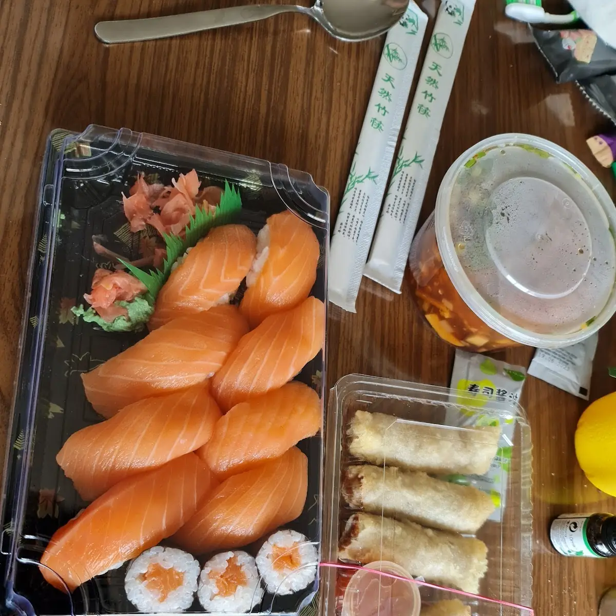 Shushi Set Lachs Groß Vietnamesische Rollen Pikant Säuerliche Suppe