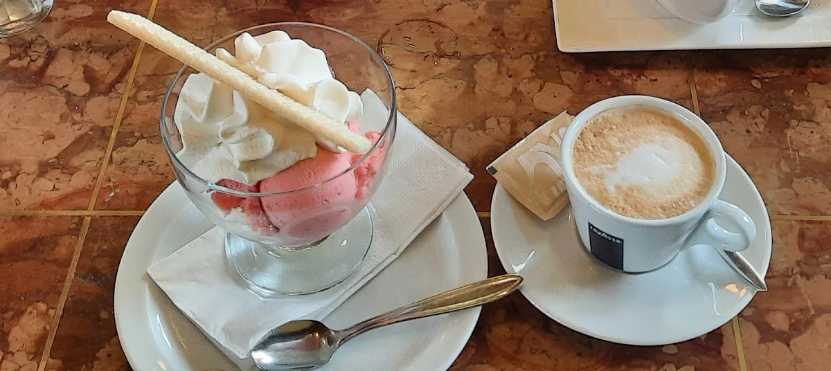 Gemischtes Eis Und Cappuccino