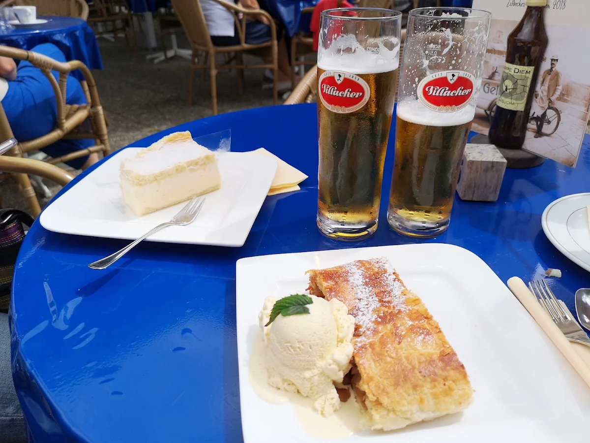 Käsekuchen Und Apfelstrudel Mit Vanilleeis
