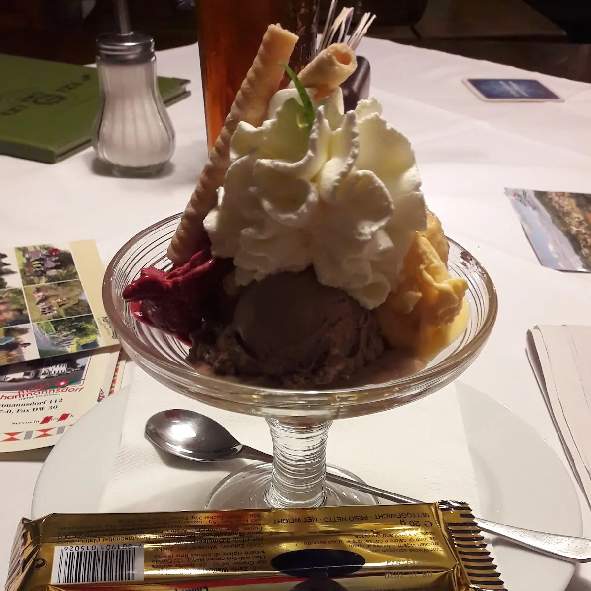 Gemischter Eisbecher Mit 3 Kugel Und Schlag