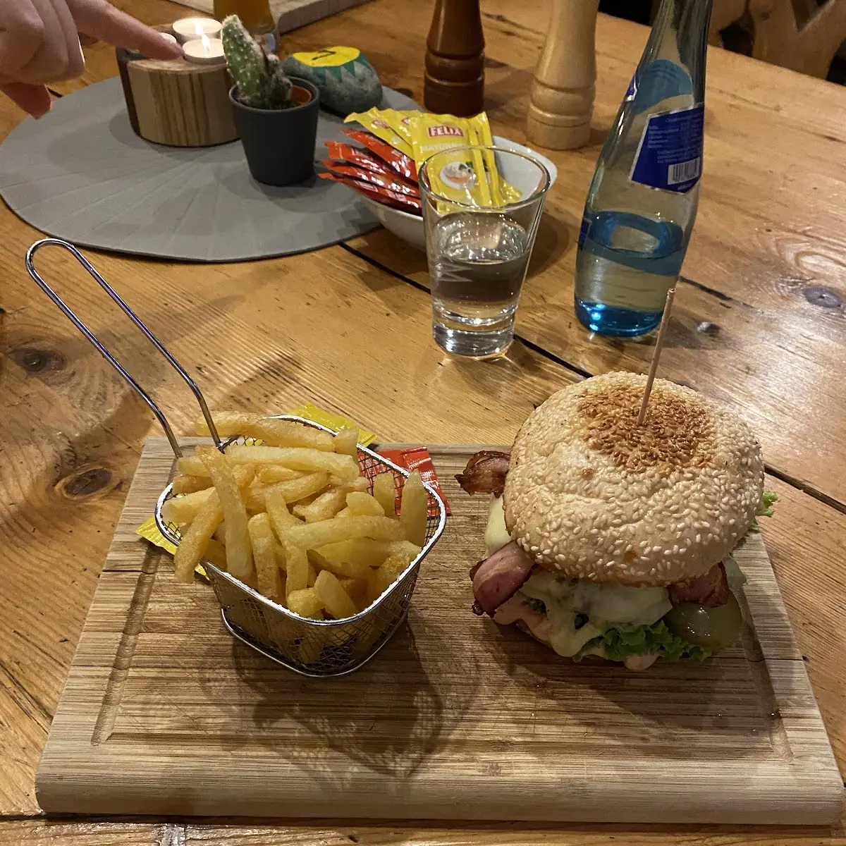 Cheeseburger Mit Pommes