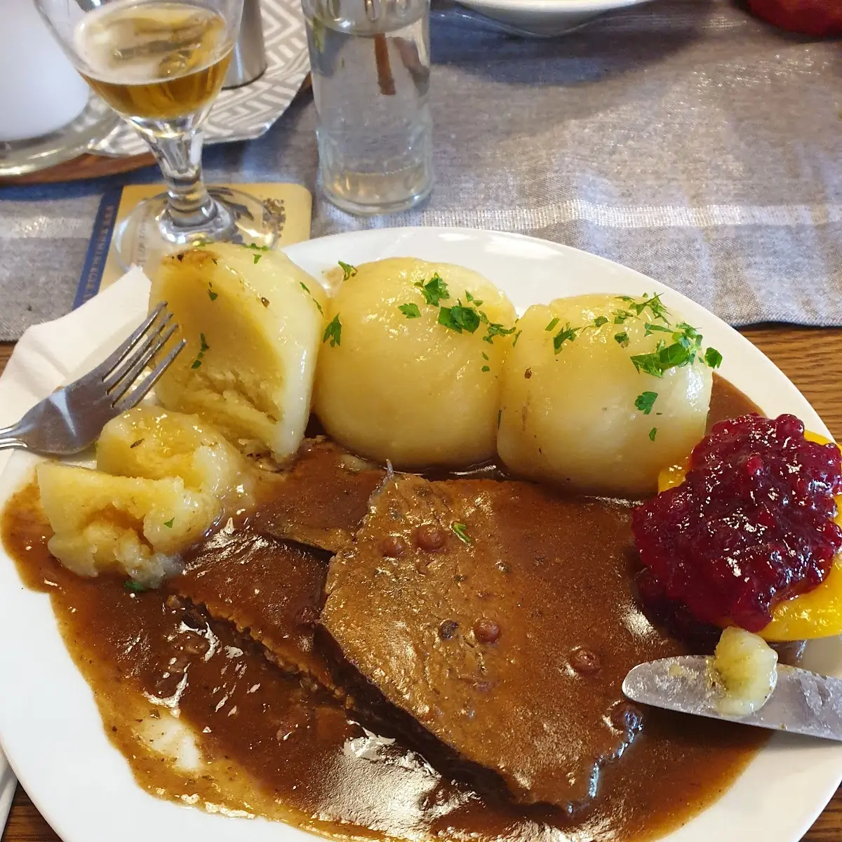 Schweinebraten Mit Erdäpfelknödel