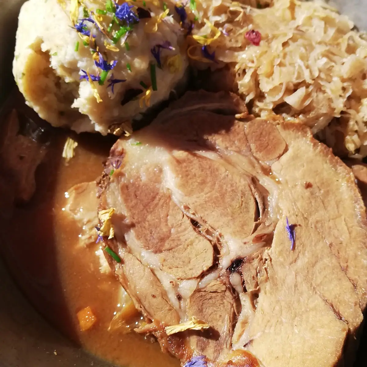 Schweinsbraten Mit Kraut Und Semmelknödel