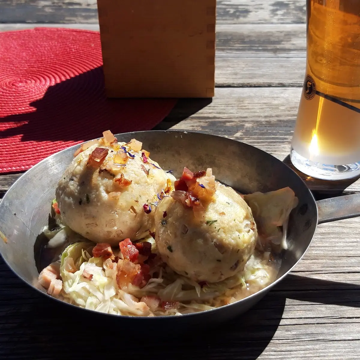 Speckknödel Auf Warmen Krautsalat