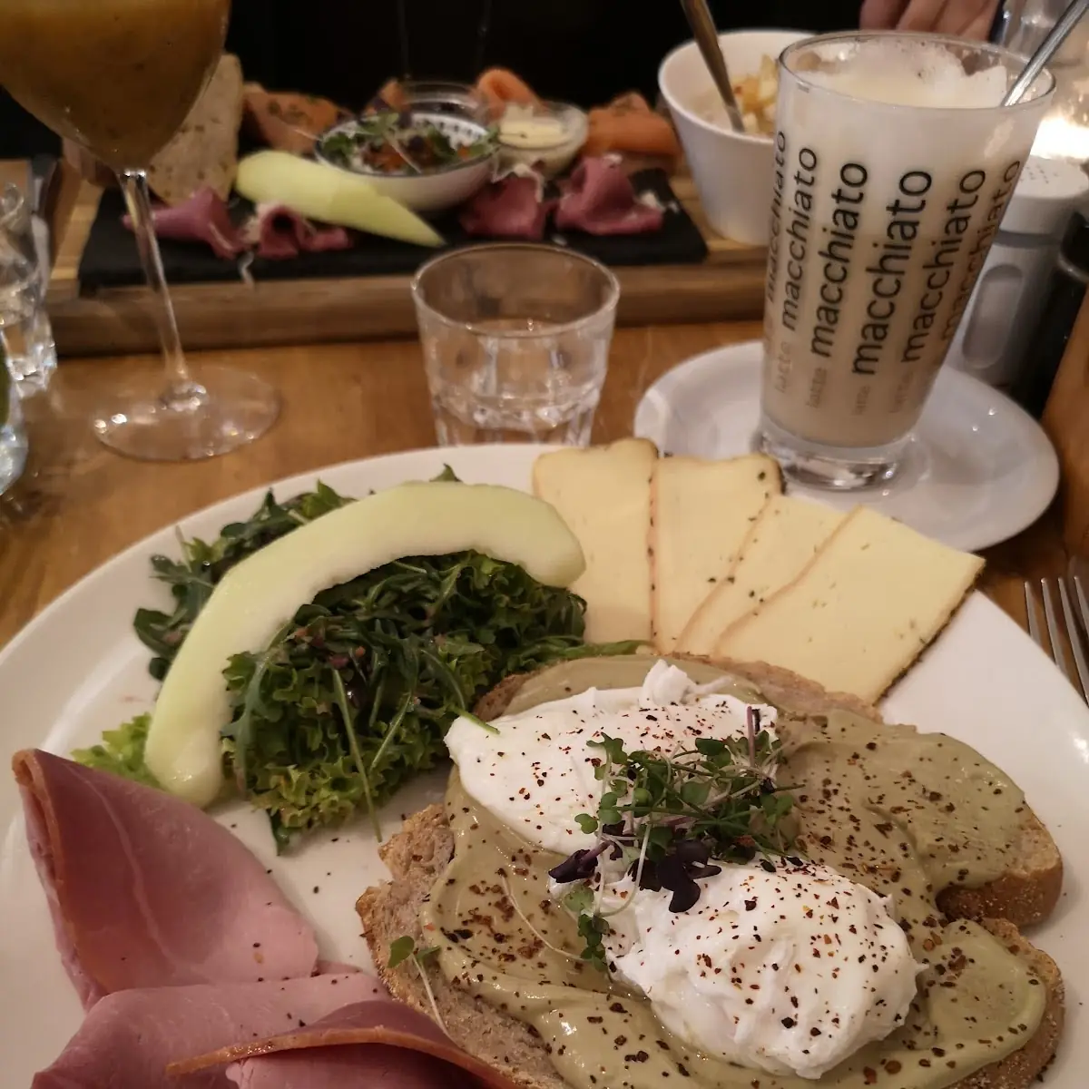 Pochierte Eier Mit Schinken Und Käse