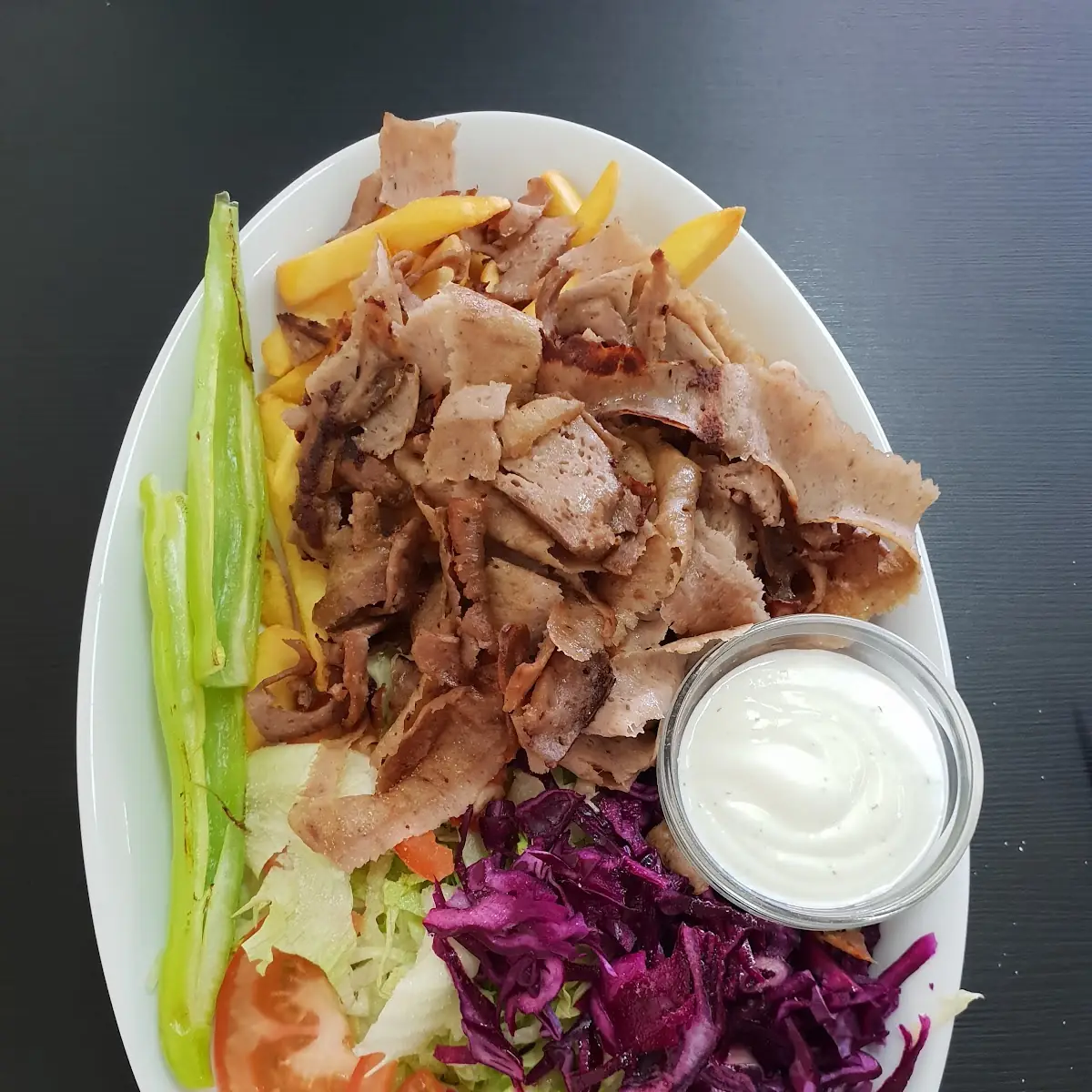 Kebab Teller Mit Pommes Und Kleinem Salat