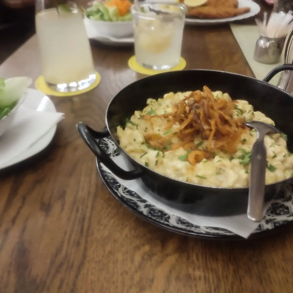 Käsespätzle Mit Grünem Salat