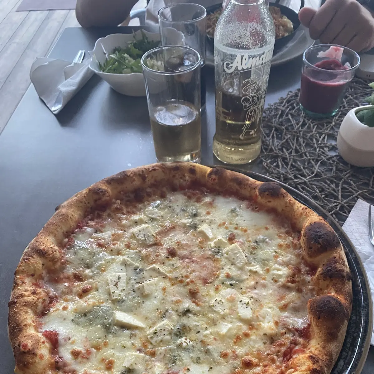 Neapolitanische Pizza Quattro Formaggi