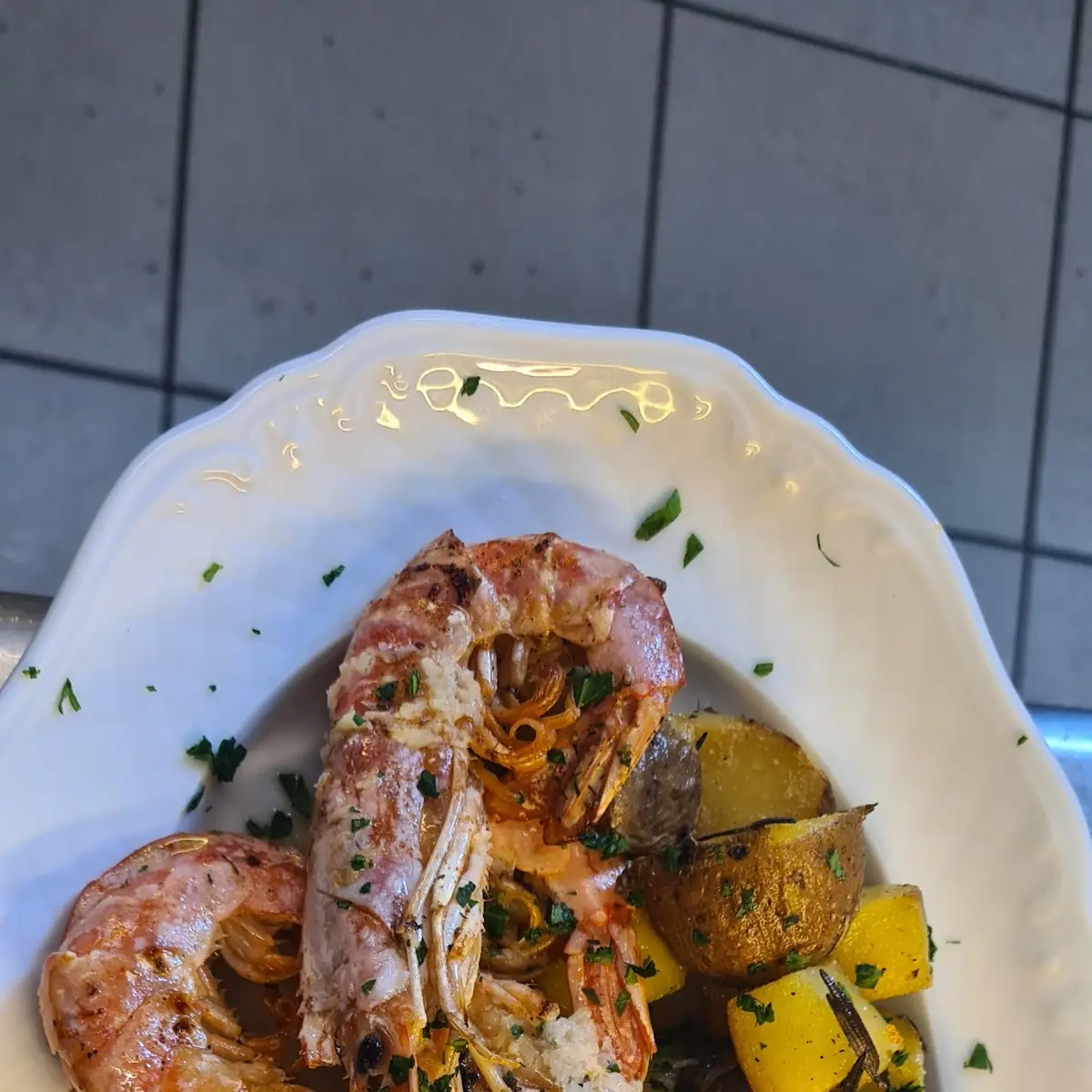 Gamberoni Alla Griglia Con Insalata E Patate