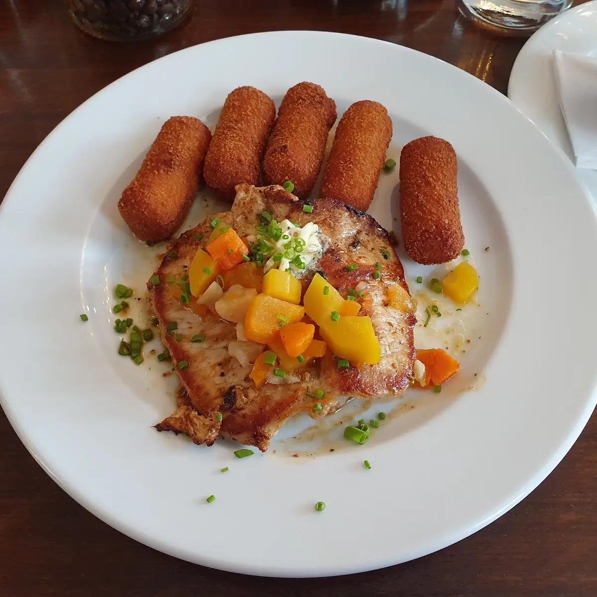 Schweinekotelett Mit Kroketten Und Salat