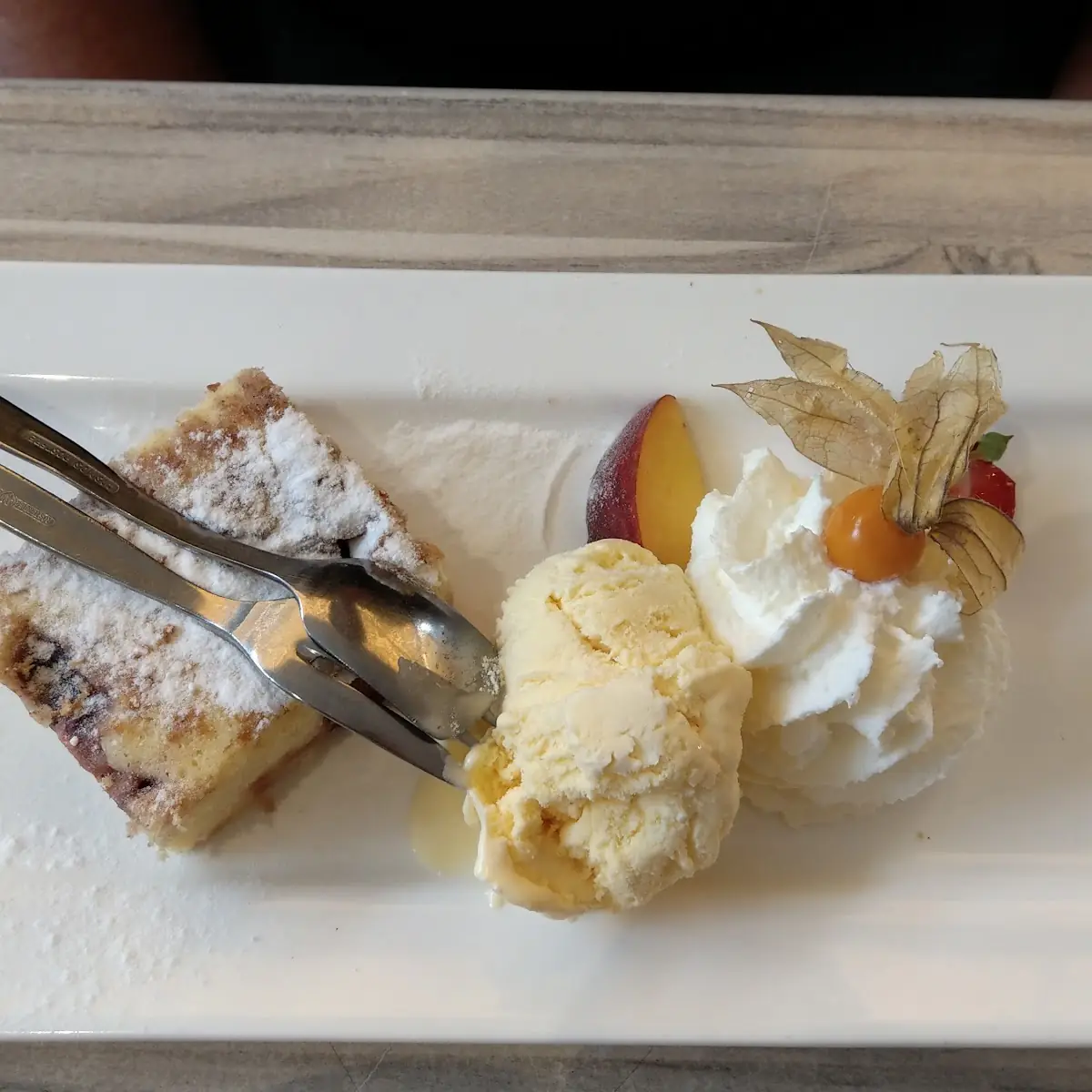 Kuchen Mit Eis Und Sahne