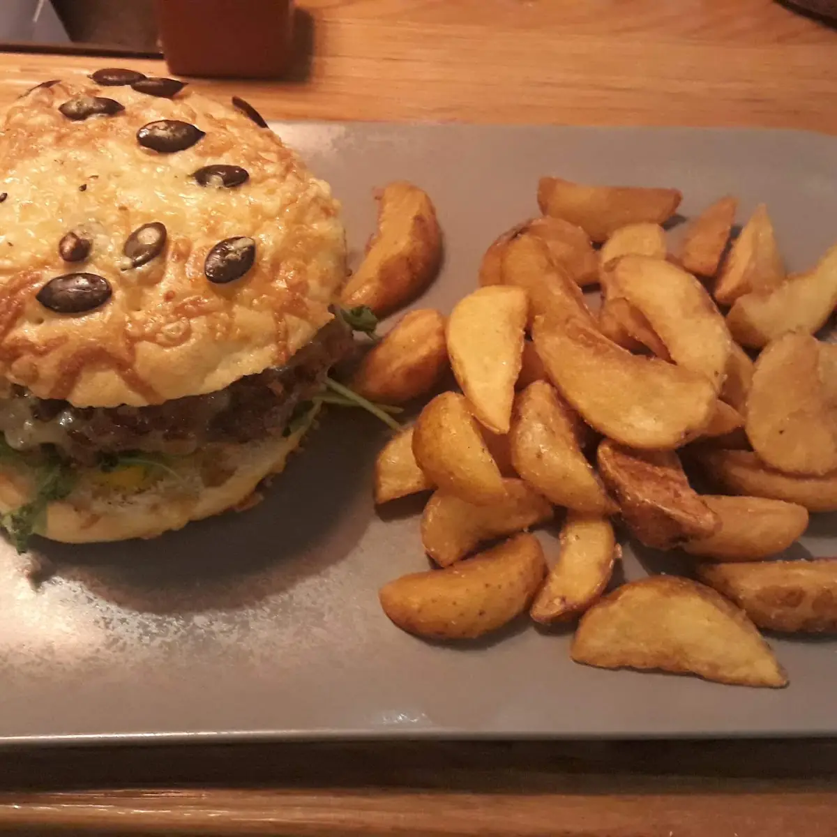 Saisonaler Burger Mit Kürbiskern Bun Beef Patty Kürbis Speck Käse Sauce
