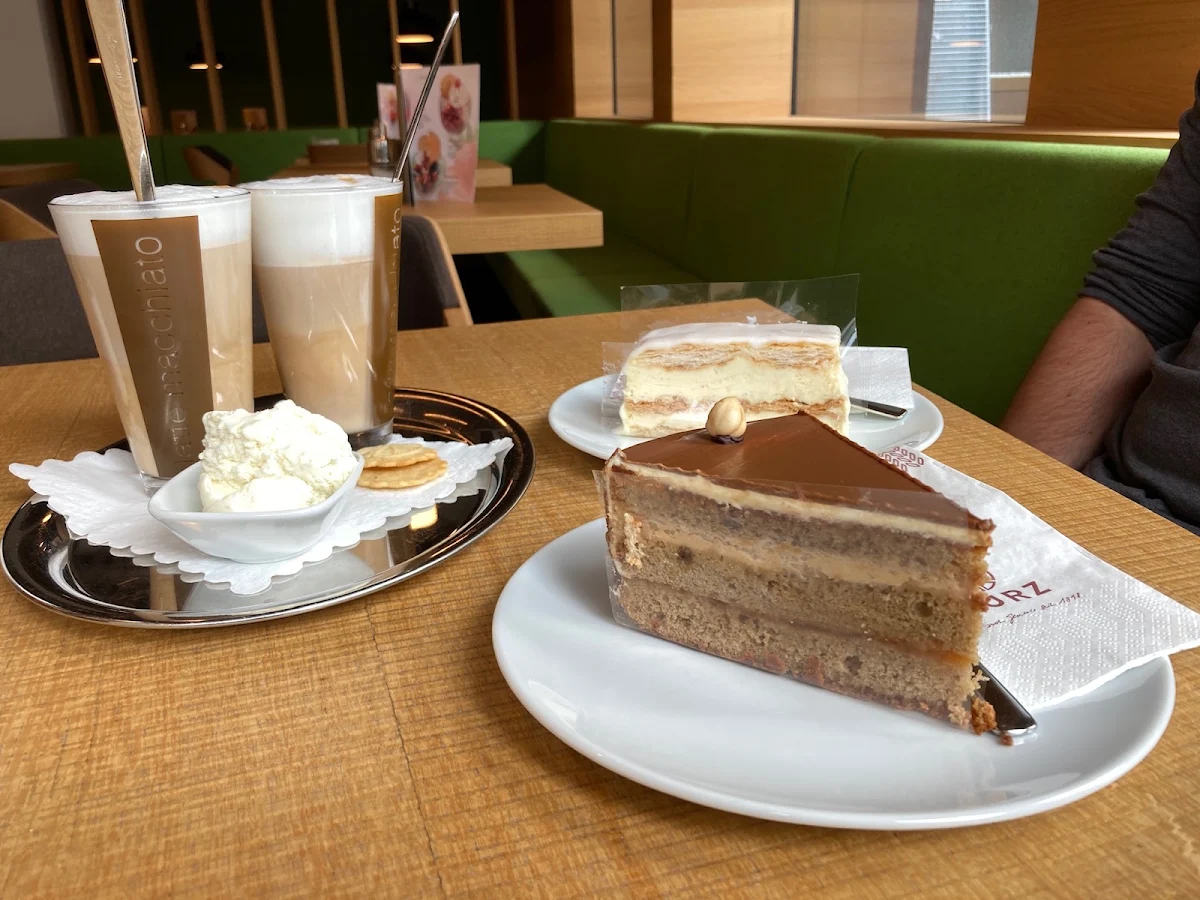 Nußtorte Und Heiße Schokolade Mit Sahne