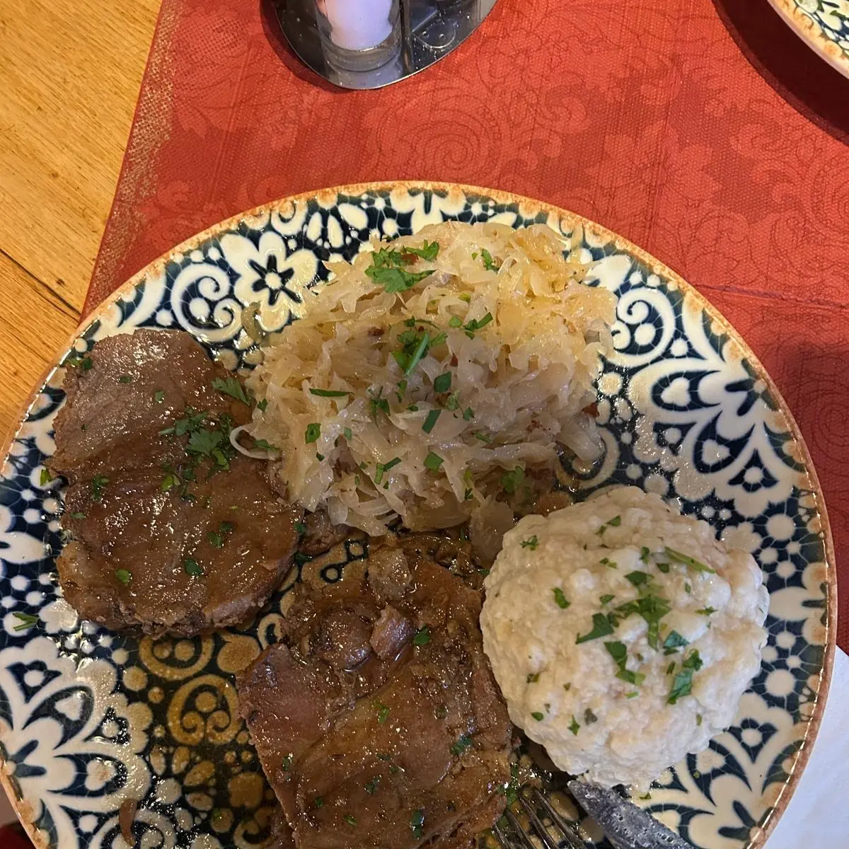 Schweinsbraten Kraut Semmelknödel