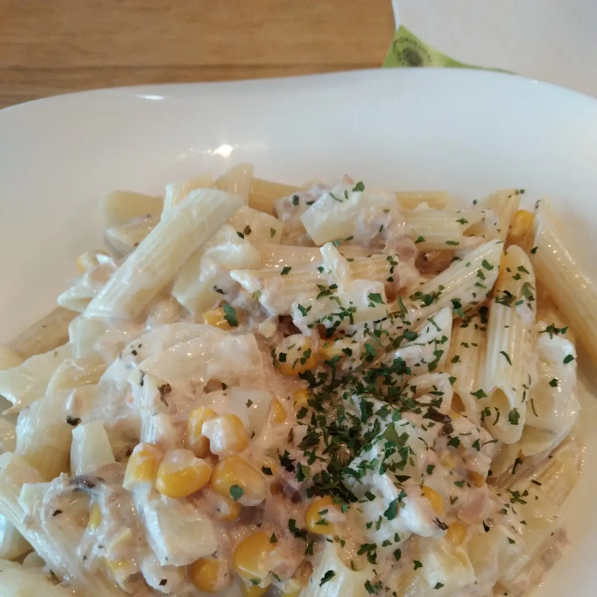 Pennenudeln Mit Fisch Mais Und Ananas