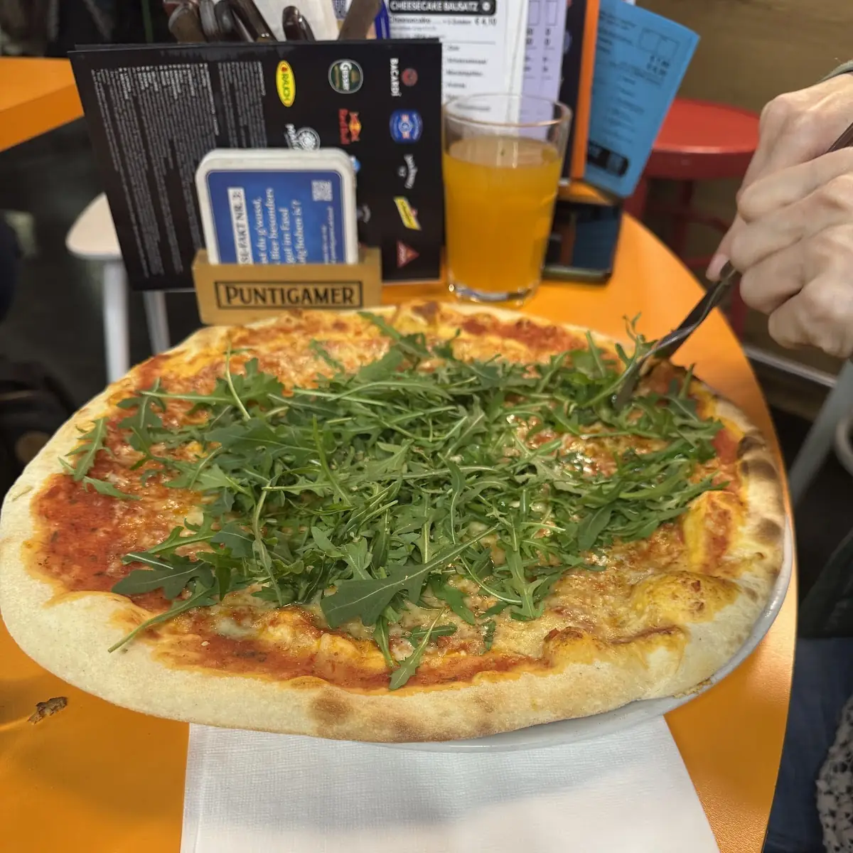 Pizza Mit Mozzarella Und Rucola