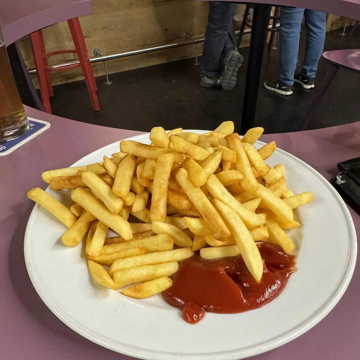 Pommes Mit Ketchup